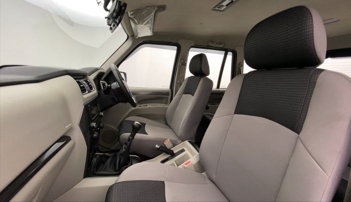 2017 Mahindra Scorpio S6 PLUS, Diesel, Manual, 53,326 km, Right Side Front Door Cabin View