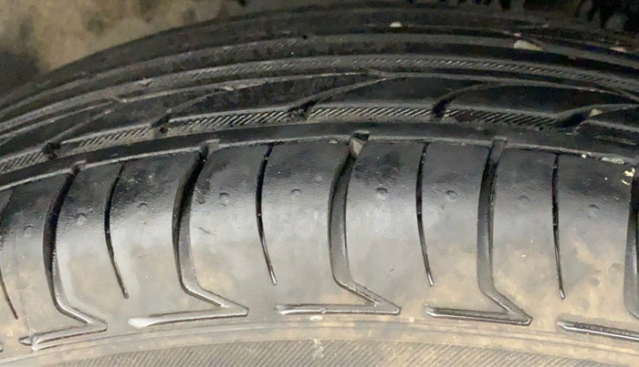 2015 Maruti Swift VXI, Petrol, Manual, 88,278 km, Left Rear Tyre Tread