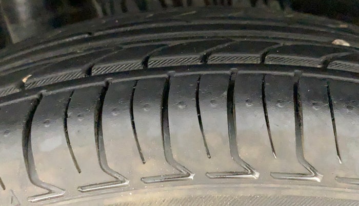 2015 Maruti Swift VXI, Petrol, Manual, 88,278 km, Right Rear Tyre Tread