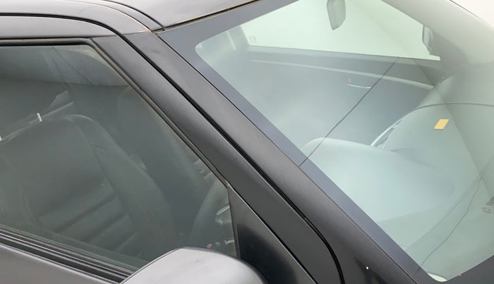 2015 Maruti Swift VXI, Petrol, Manual, 88,278 km, Right A pillar - Paint is slightly faded