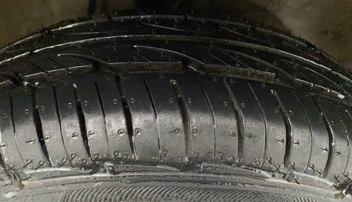 2011 Maruti Alto LXI, CNG, Manual, 55,772 km, Right Front Tyre Tread