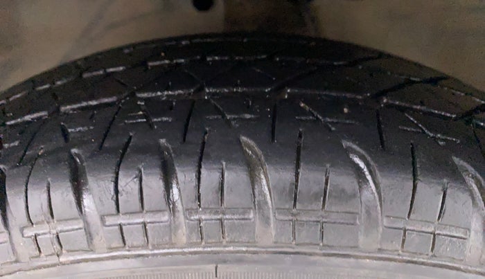 2012 Maruti Ritz VXI, Petrol, Manual, 80,315 km, Left Front Tyre Tread