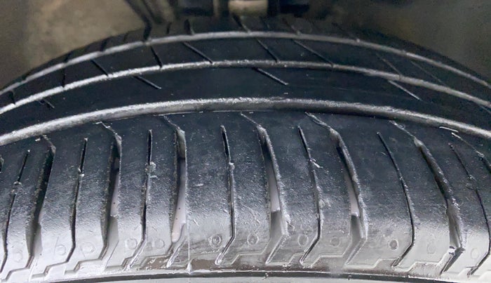 2016 Volkswagen Ameo COMFORTLINE 1.2, Petrol, Manual, 61,124 km, Right Front Tyre Tread