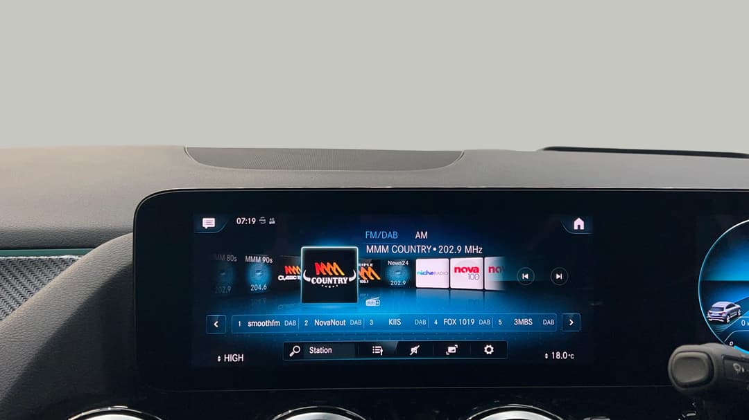 2021 Mercedes-benz GLA 200, Automatic, 77243 km, Infotainment System