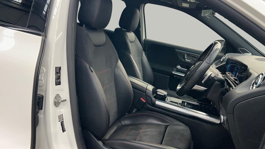 2021 Mercedes-benz GLA 200, Automatic, 77243 km, Right Side Front Door Cabin View