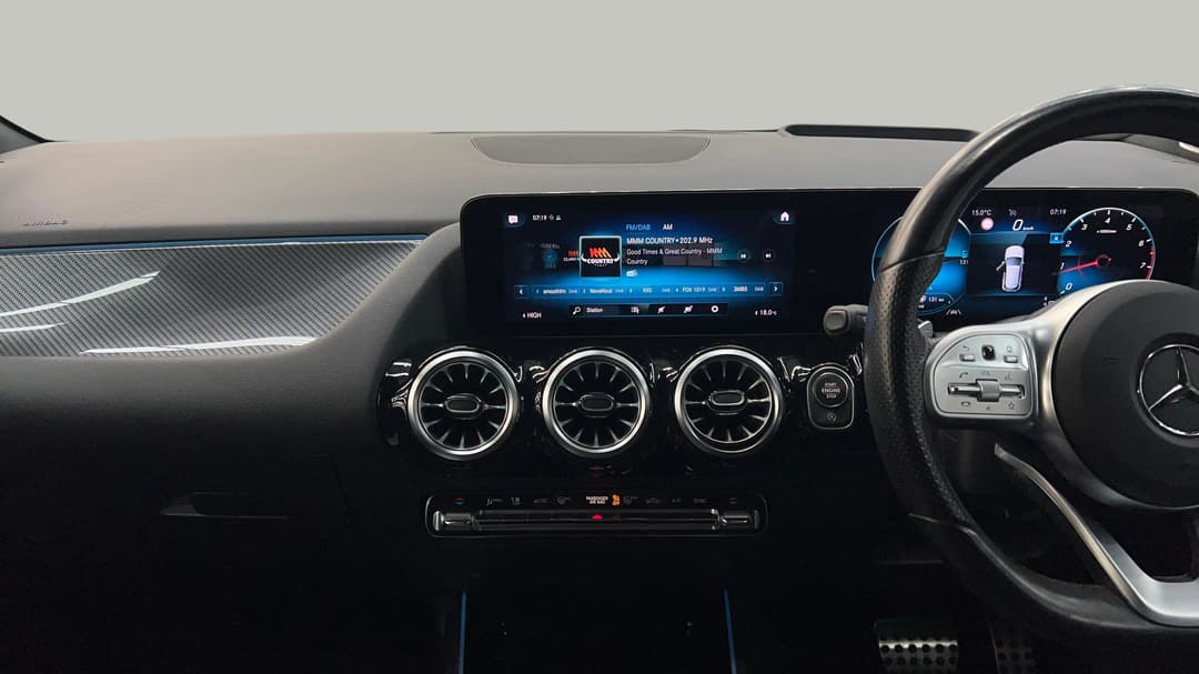 2021 Mercedes-benz GLA 200, Automatic, 77243 km, Center Console