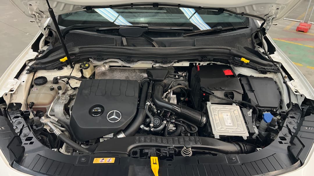 2021 Mercedes-benz GLA 200, Automatic, 77243 km, Open Bonnet (Engine)