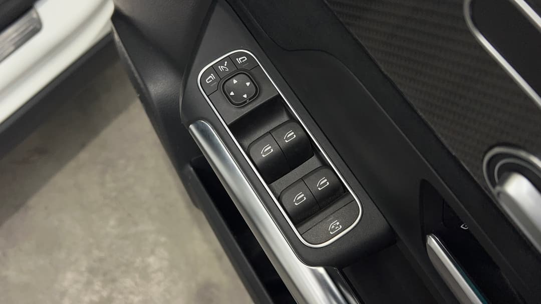 2021 Mercedes-benz GLA 200, Automatic, 77243 km, Drivers Side Door Panel Controls