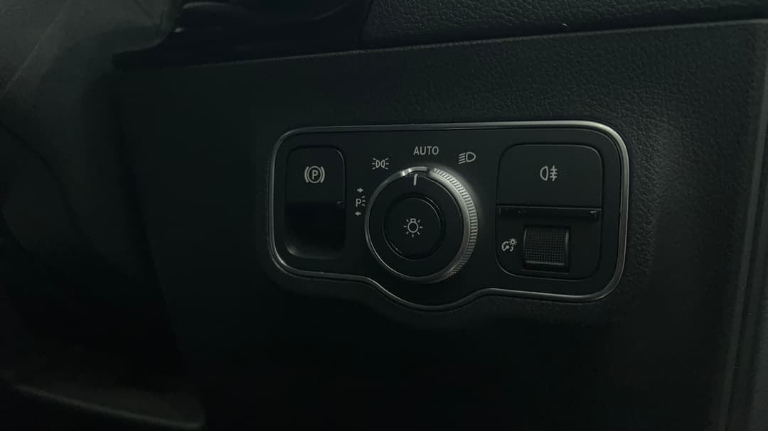 2021 Mercedes-benz GLA 200, Automatic, 77243 km, Utility Switches/Buttons