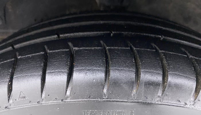 2015 Hyundai Eon MAGNA + 1.0 LITRE KAPPA, Petrol, Manual, 56,218 km, Left Front Tyre Tread