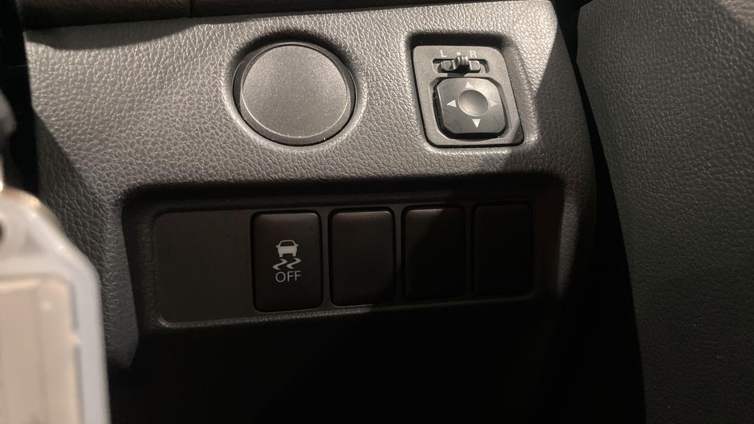2019 Mitsubishi Triton Glx (4x4), Manual, 128071 km, Utility Switches/Buttons