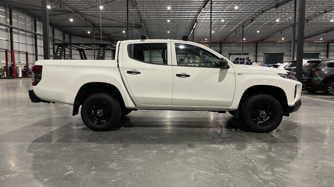 2019 Mitsubishi Triton Glx (4x4), Manual, 128071 km, Right Side View