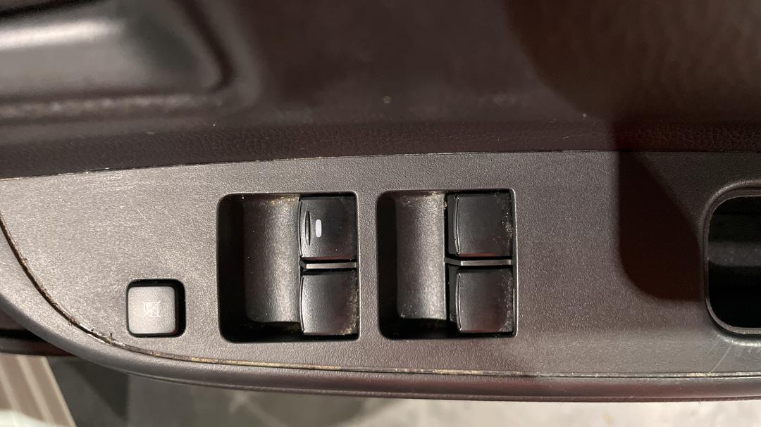 2019 Mitsubishi Triton Glx (4x4), Manual, 128071 km, Drivers Side Door Panel Controls