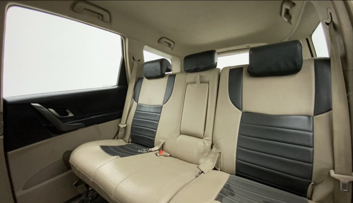 2016 Mahindra XUV500 W6, Diesel, Manual, 63,979 km, Right Side Rear Door Cabin