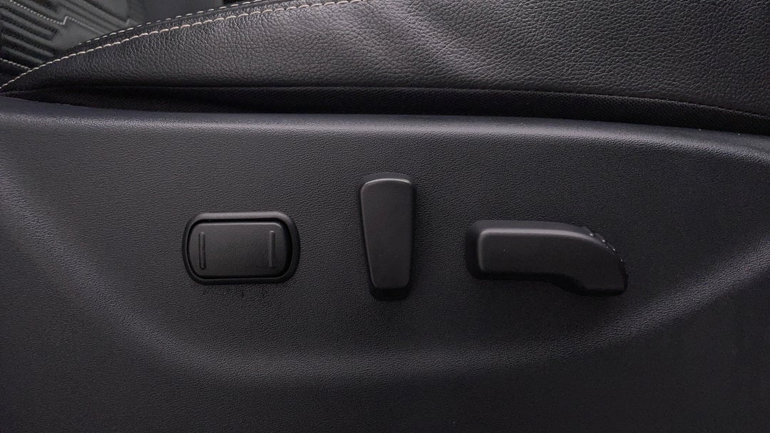 2023 Nissan Navara Pro-4x (4x4), Automatic, 14481 km, Drivers Side Adjustment Panel