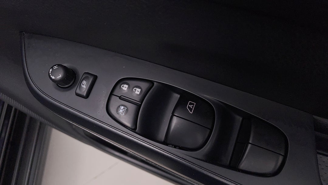 2023 Nissan Navara Pro-4x (4x4), Automatic, 14481 km, Drivers Side Door Panel Controls