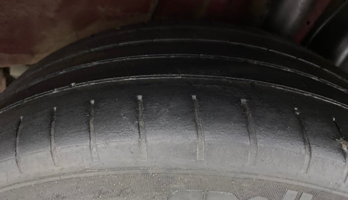 2014 Hyundai Elite i20 ASTA 1.2, CNG, Manual, 1,07,493 km, Left Rear Tyre Tread