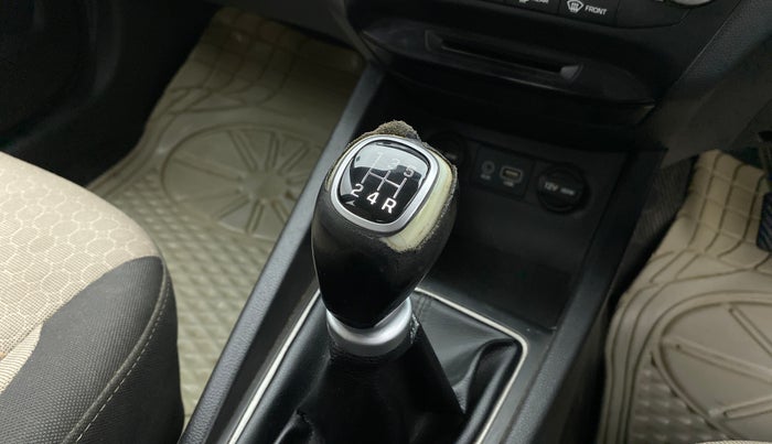 2014 Hyundai Elite i20 ASTA 1.2, CNG, Manual, 1,07,493 km, Gear lever - Knob cover torn