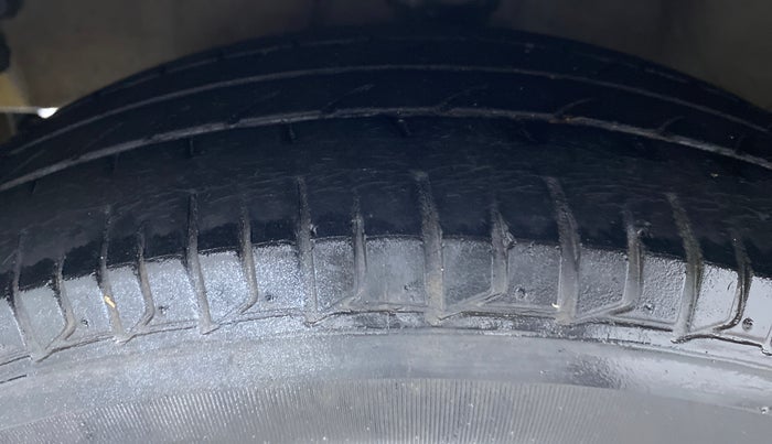 2014 Hyundai i10 SPORTZ 1.1 IRDE2, Petrol, Manual, 28,062 km, Left Front Tyre Tread