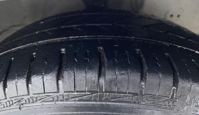 2017 Hyundai Eon MAGNA PLUS, Petrol, Manual, 36,516 km, Right Front Tyre Tread