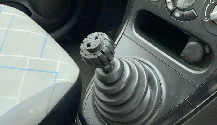 2012 Maruti Ritz LXI, Petrol, Manual, 1,21,307 km, Gear lever - Knob has minor damage