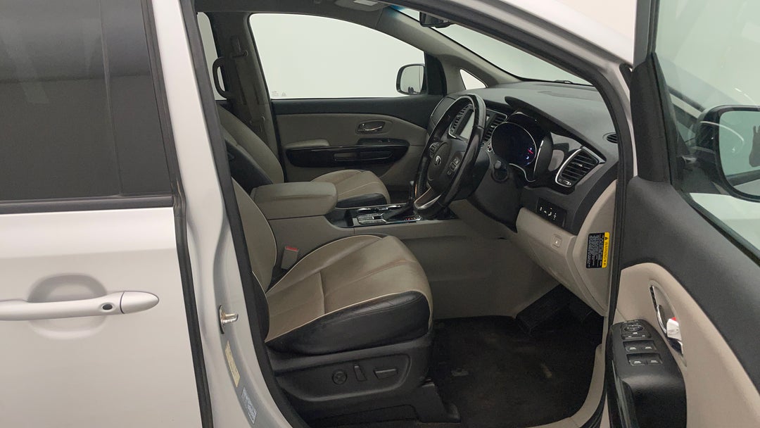 2019 Kia Carnival Platinum, Automatic, 133155 km, Right Side Front Door Cabin View