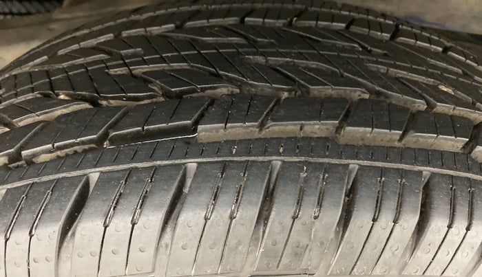 2014 Mahindra Scorpio S10, Diesel, Manual, 52,627 km, Right Rear Tyre Tread