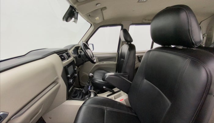 2014 Mahindra Scorpio S10, Diesel, Manual, 52,627 km, Right Side Front Door Cabin
