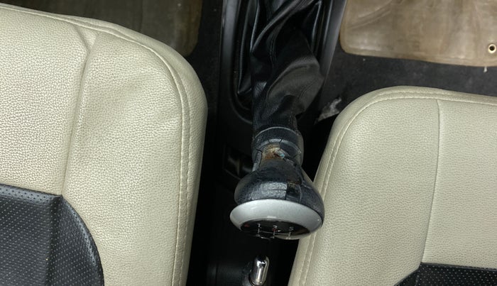 2015 Maruti Wagon R 1.0 VXI, Petrol, Manual, 46,090 km, Gear lever - Knob has minor damage