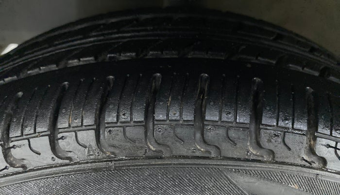 2015 Hyundai Eon MAGNA PLUS, Petrol, Manual, 78,282 km, Left Front Tyre Tread