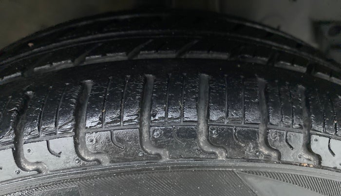 2015 Hyundai Eon MAGNA PLUS, Petrol, Manual, 78,282 km, Right Front Tyre Tread