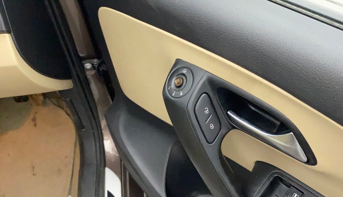 2016 Volkswagen Ameo HIGHLINE1.2L, Petrol, Manual, 37,966 km, Right rear-view mirror - ORVM switch has minor damage