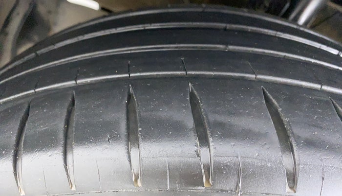 2019 Maruti XL6 ALPHA SHVS  MT, Petrol, Manual, 75,533 km, Left Front Tyre Tread