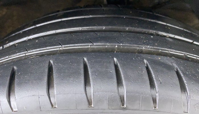 2019 Maruti XL6 ALPHA SHVS  MT, Petrol, Manual, 75,533 km, Right Front Tyre Tread