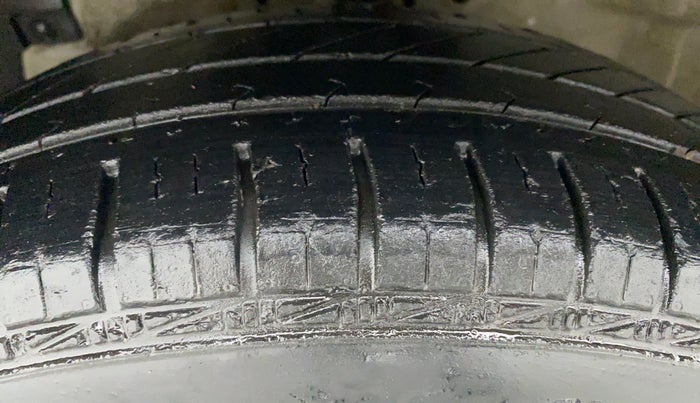 2013 Maruti Swift Dzire VXI, CNG, Manual, 22,167 km, Left Front Tyre Tread