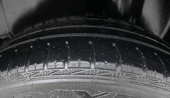 2016 Volkswagen Ameo HIGHLINE1.5L, Diesel, Manual, 1,09,668 km, Left Rear Tyre Tread