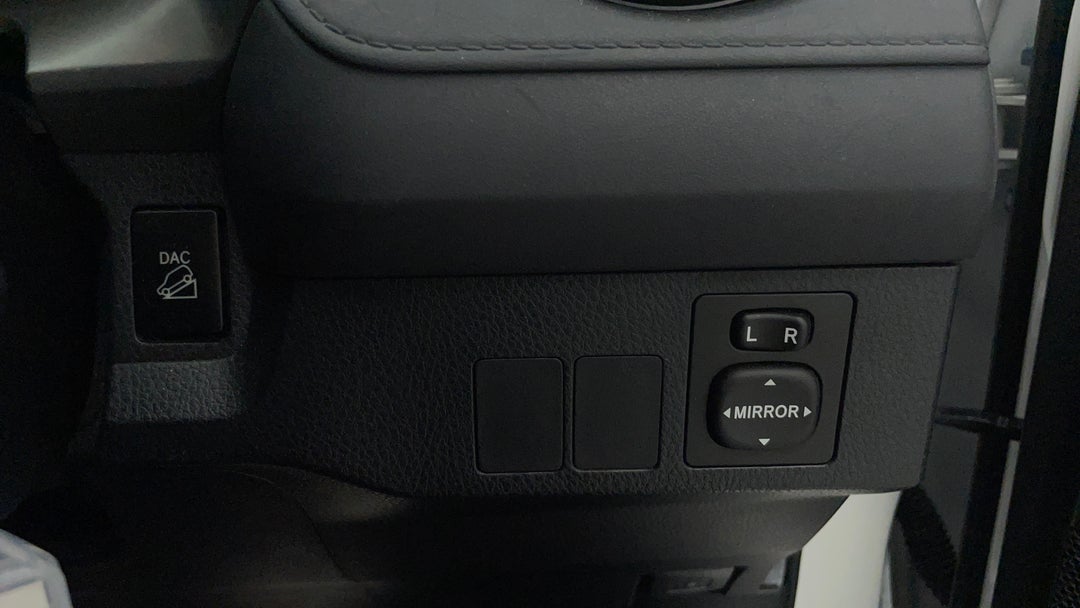 2016 Toyota RAV4 Gx (4x4), Automatic, 59313 km, Utility Switches/Buttons