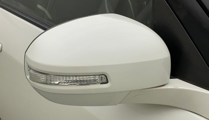 2015 Maruti Swift ZXI, Petrol, Manual, 47,739 km, Right rear-view mirror - Indicator light has minor damage