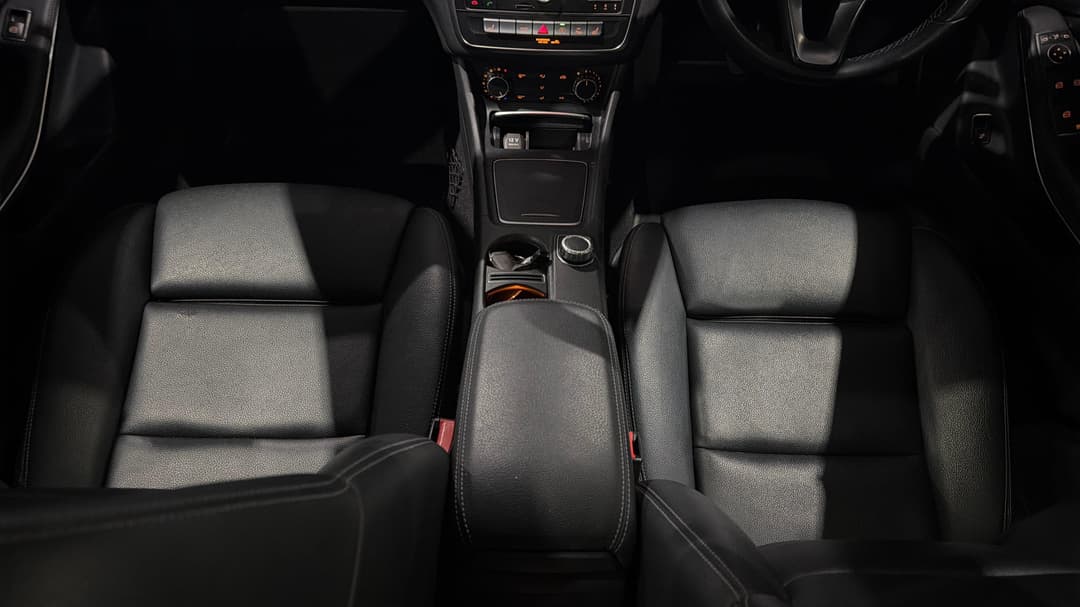 2018 Mercedes-benz GLA 180, Automatic, 55385 km, Center Console