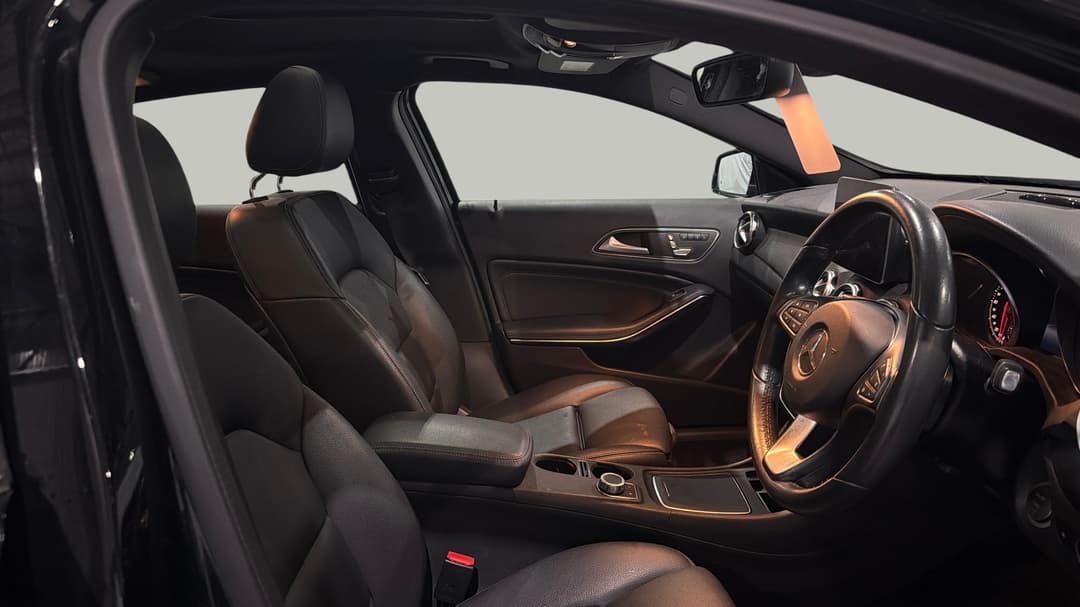 2018 Mercedes-benz GLA 180, Automatic, 55385 km, Right Side Front Door Cabin View