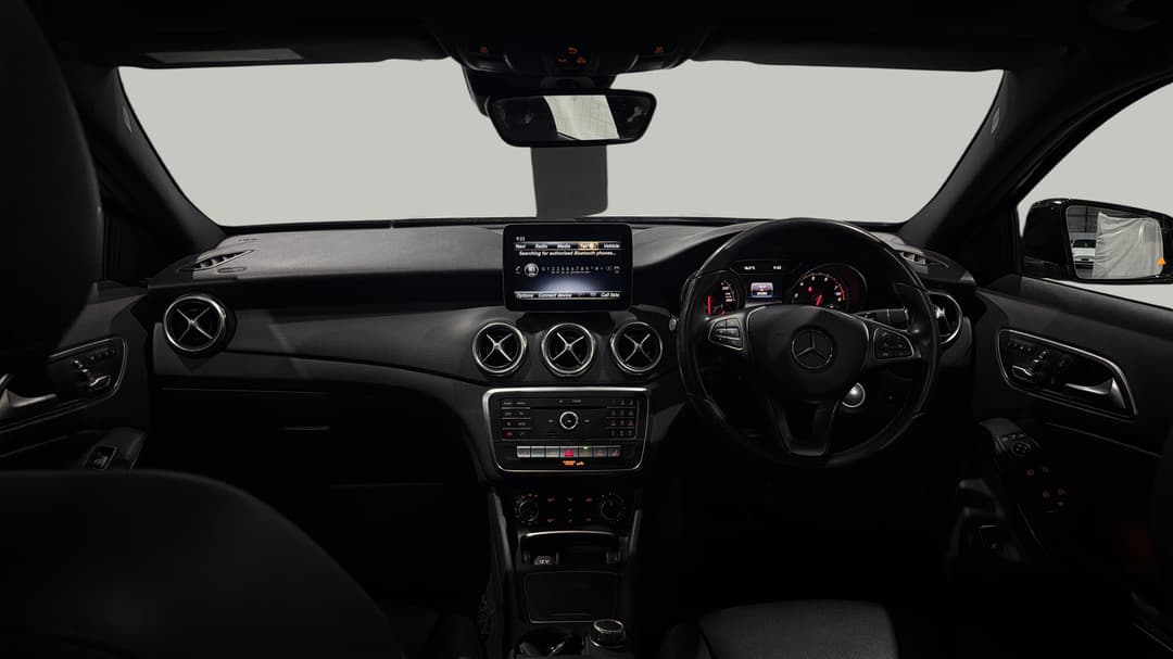 2018 Mercedes-benz GLA 180, Automatic, 55385 km, Dashboard View