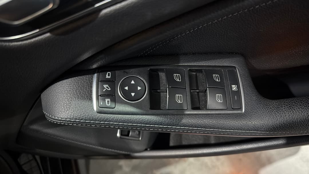 2018 Mercedes-benz GLA 180, Automatic, 55385 km, Drivers Side Door Panel Controls