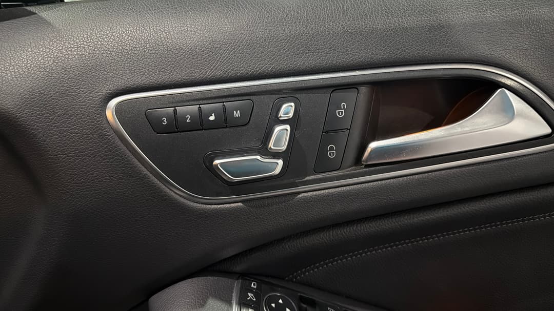 2018 Mercedes-benz GLA 180, Automatic, 55385 km, Drivers Side Adjustment Panel