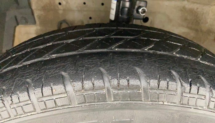 2016 Maruti Swift VXI, Petrol, Manual, 95,377 km, Left Front Tyre Tread