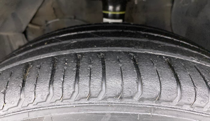 2016 Maruti Vitara Brezza ZDI, Diesel, Manual, 1,10,464 km, Left Front Tyre Tread