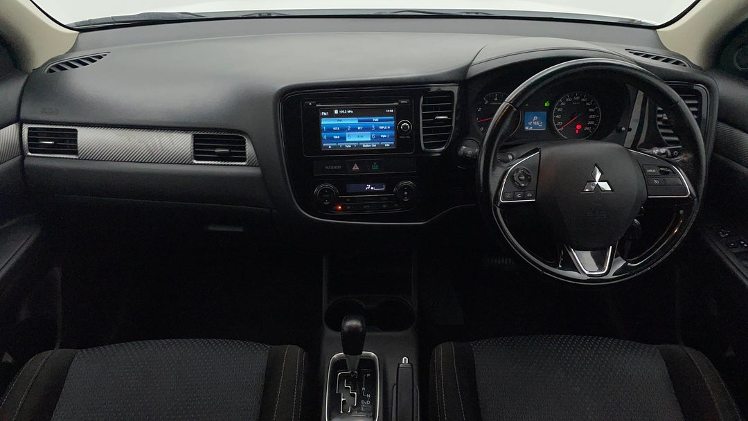 2016 Mitsubishi Outlander Ls (4x4), Automatic, 127661 km, Dashboard View