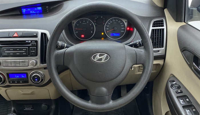 2013 Hyundai i20 MAGNA 1.2 VTVT, Petrol, Manual, 25,906 km, Steering Wheel Close Up