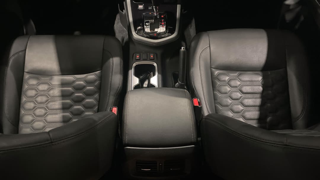 2024 Nissan Navara St-X (4x4) Leather/no Sunroof, Automatic, 15675 km, Center Console