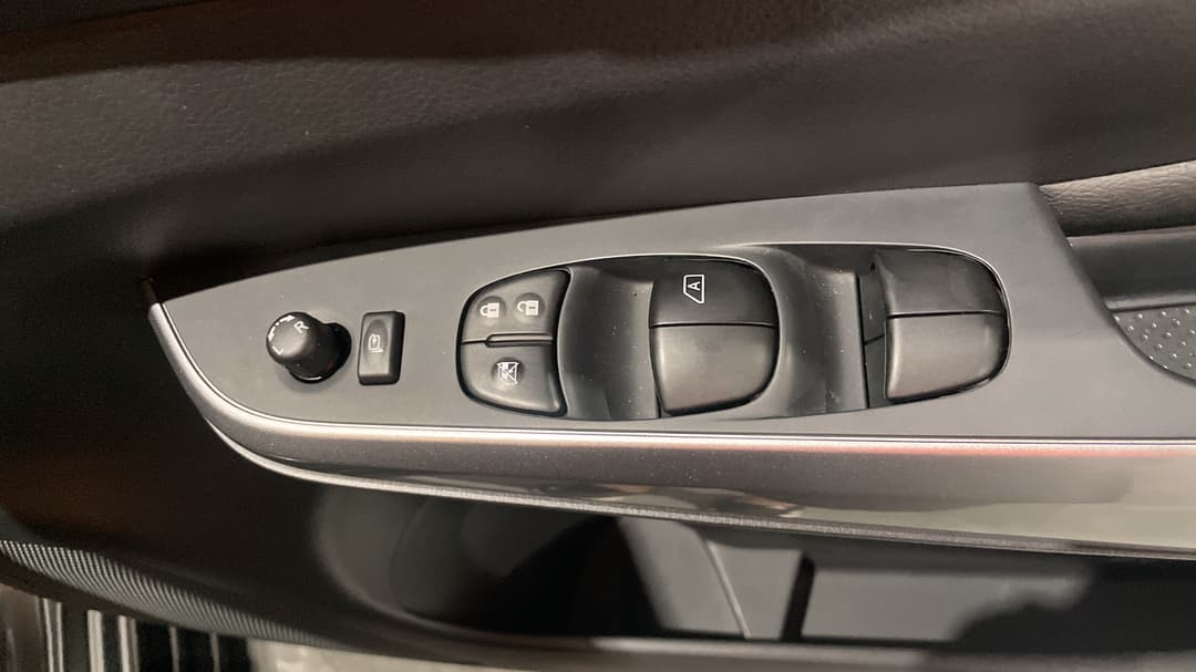 2024 Nissan Navara St-X (4x4) Leather/no Sunroof, Automatic, 15675 km, Drivers Side Door Panel Controls