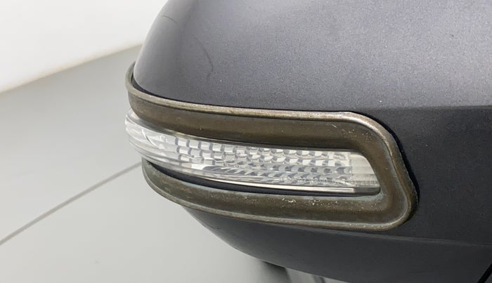2015 Maruti Swift VXI, Petrol, Manual, 90,695 km, Right rear-view mirror - Indicator light has minor damage